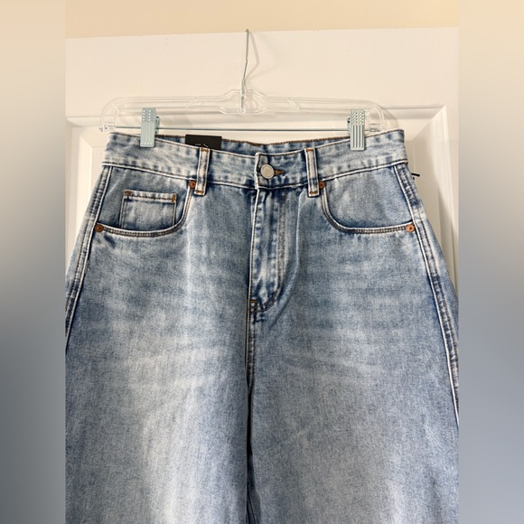 BLANKNYC Light Wash Barrel Jean - Picture 3 of 6